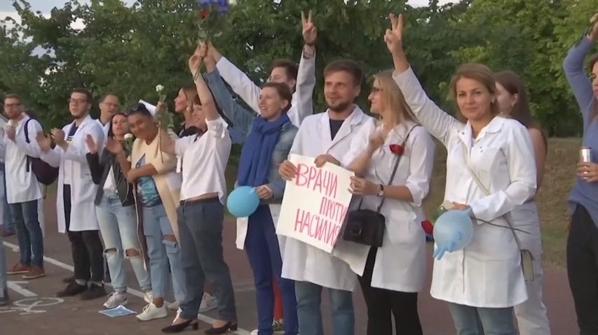 Video: Další den protestů v Bělorusku. Podporu vyjádřili lékaři i dělníci
